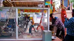 'बुलेट बाबा'चं मंदिर