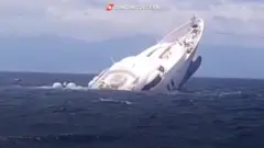 لحظة غرق يخت فاخر قبالة سواحل إيطاليا
