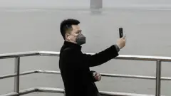 Vuhan'da selfie çeken adam