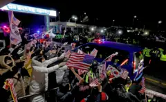 서울서부지방법원에서 열린 영장실질심사를 마친 윤석열 대통령이 탑승한 호송차량이 18일 오후 경기도 의왕시 서울구치소로 들어서고 있다