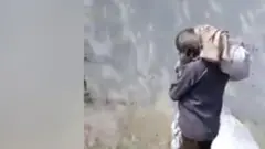 ਦਲੀਪ ਆਪਣੀ ਧੀ ਦੀ ਲਾਸ਼ ਲਿਜਾਉਂਦੇ ਹੋਏ