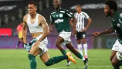 Breno Lopes celebra el gol de la victoria