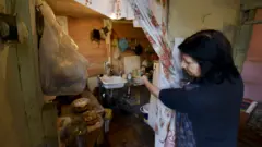 Mənzil kimi istifadə etdikləri sahə normal yaşayış yeri olmasa da, 62 yaşlı Əcəbnaz Mamedova üçün evsiz qalmaqdan yaxşıdır.