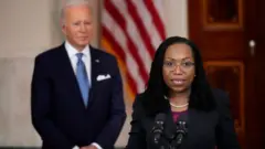 Perezida Biden avuga ko umucamanza Jackson ari umuntu "adasanzwe, adatamikwa ijambo kandi w'inyankamugayo igendera ubuntu"