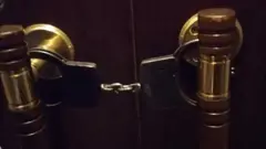 Наручники на дверях "Мемориала"