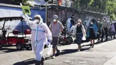 北京對居民進行核酸檢測。