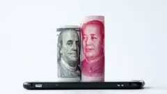 billetes sobre un teléfono