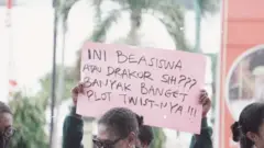 Aksi orang tua mahasiswa penerima beasiswa otsus.