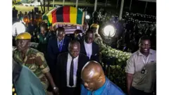 La dépouille de Robert Mugabe a été réceptionnée à l'aéroport de Harare devant son successeur Emmerson Mnangagwa, et sa veuve Grace Mugabe.