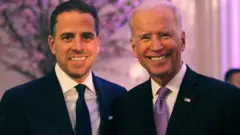 Hunter Biden (kiri) dan ayahnya Wakil Presiden AS Joe Biden
