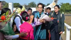 စစ်တိုင်းအတွင်း မြို့နယ်တွေက ဒေသခံတွေနဲ့လူထုတွေ့ဆုံပွဲလုပ်နေ