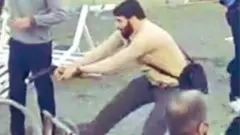 یک مامور مسلح لباس شخصی در حال شلیک مستقیم به معترضان در ایران. از شهریور ۱۴۰۱ دوره تازه ای از اعتراضات با وسعتی کم سابقه در ایران آغاز شد