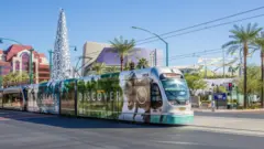Paso del tranvía por el centro de la ciudad