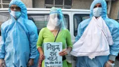 वर्षा वर्मा अपनी टीम के साथ