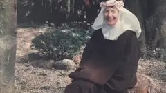Hermana Mary Joseph en su hábito de monja con una corona de flores.