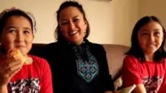 සංස්කෘතිය ජීවමානව රැක ගැනීමට සටන් කරන උයිගර් කාන්තාව