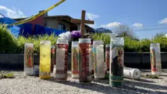 Velas y precinto en Goshen, California.