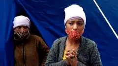 मनाङमा रहेका बाढीपहिरोबाट पीडित मजदुर।