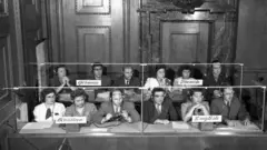 Los intérpretes sentados