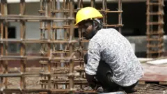 બાંધકામ શ્રમિકની તસવીર