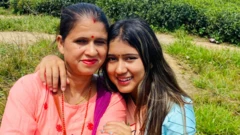 रचना रिमाल र उनकी आमा कमला।
