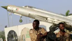 جنود من الجيش السوداني أمام مقر وزارة الدفاع في الخرطوم (أرشيفية)
