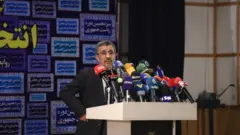 احمدی نژاد در روز ثبت نام
