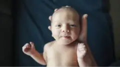 Un bébé "né avec un stérilet" est extrêmement improbable.