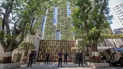 Policías frente a la residencia de 27 pisos de Mukesh Ambani