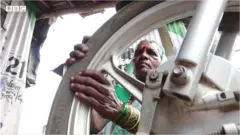 పంక్చర్ షాపు నడుపుతున్న బామ్మ