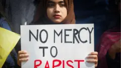 ঢাকায় ধর্ষণের প্রতিবাদ করছেন একজন ছাত্রী