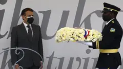 ፕሬዝዳንት ኢማኑኤል ማክሮን የአበባ ጉንጉን ሲያበረክቱ