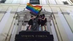 Aktivistler Varşova'daki Kutsal Haç Kilisesi'ndeki İsa heykeline LGBT bayrağı asmışlardı