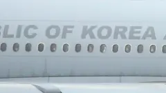 과거 한국을 도왔던 아프가니스탄 협력자와 그 가족 378명이 탑승한 공군의 KC-330 다목적 공중급유 수송기가 26일 인천공항 활주로에 착륙하고 있다
