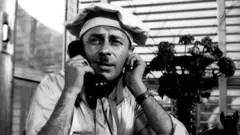 Čkalja u ulozi kuvara Jordana u filmu „Sreća u torbi" iz 1961, drugog dela „Servisne stanice"