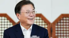 문 대통령은 "코로나 고통을 가장 전면에서 먼저 받고, 가장 무겁게 고통을 느끼는 세대가 바로 청년"이라며 "이는 청년들의 책임이 아니다. 우리 사회 모두와 국가의 책임"이라고 강조했다