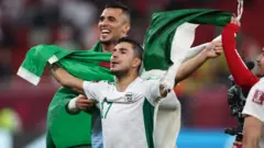 الجزائري زكريا الدراوي يحتفل خلال مباراة ربع نهائي كأس العرب قطر 2021 بين المغرب والجزائر على ملعب الثمانة يوم 11 ديسمبر 2021 في الدوحة، قطر.