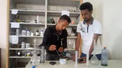 ላዕከ ማርያም ጌቱ እና ልመንህ ሙላት በቤተ-ሙከራ ውስጥ