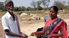 పింఛను ఇస్తున్న వాలంటీర్
