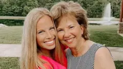 Cynthia Peak junto con su hija