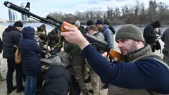 Доброволец с оружием (фото ахивное)