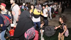 بي بي سي عربي تحدثت مع عدد من السوريين العالقين في مدينة بورتسودان