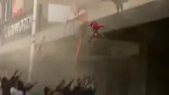 માતાએ બાળકને ફેંક્યું