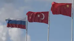 Rsuay Türkiye ve Çin bayrakları gönderde dalgalanıyor. 