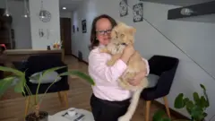 Paola Boada, com um gato nos braços