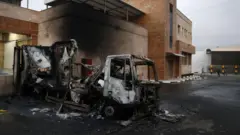 یک انبار فلسطینی در «بیت‌لید» مورد حمله قرار گرفت و کامیون‌ها به آتش کشیده شدند