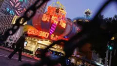 澳門葡京娛樂場門前行人寥寥無幾