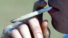 esrar içen bir adam