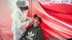 ክታበት ዝወስድ ሰብ