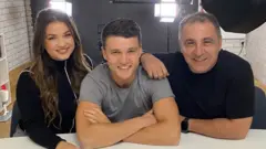 الشقيقة الصغرى جودي كانت أول فرد في العائلة يعينه روس، قبل أن يتبعها الأب